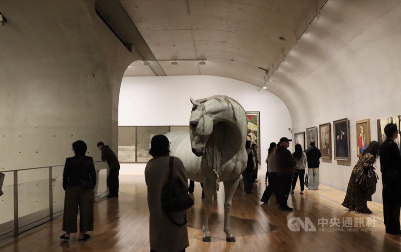 中国在2020年之前曾有过号称「每两天新增一家博物馆」的荣景，但在2025年，青岛西海美术馆、深圳木星美术馆、上海喜马拉雅美术馆等纷纷闭馆，分析指房市不振、经济低迷影响民营美术馆经营。 图为民众在上海一家美术馆看展。 中央社记者张淑伶上海摄 115年2月14日