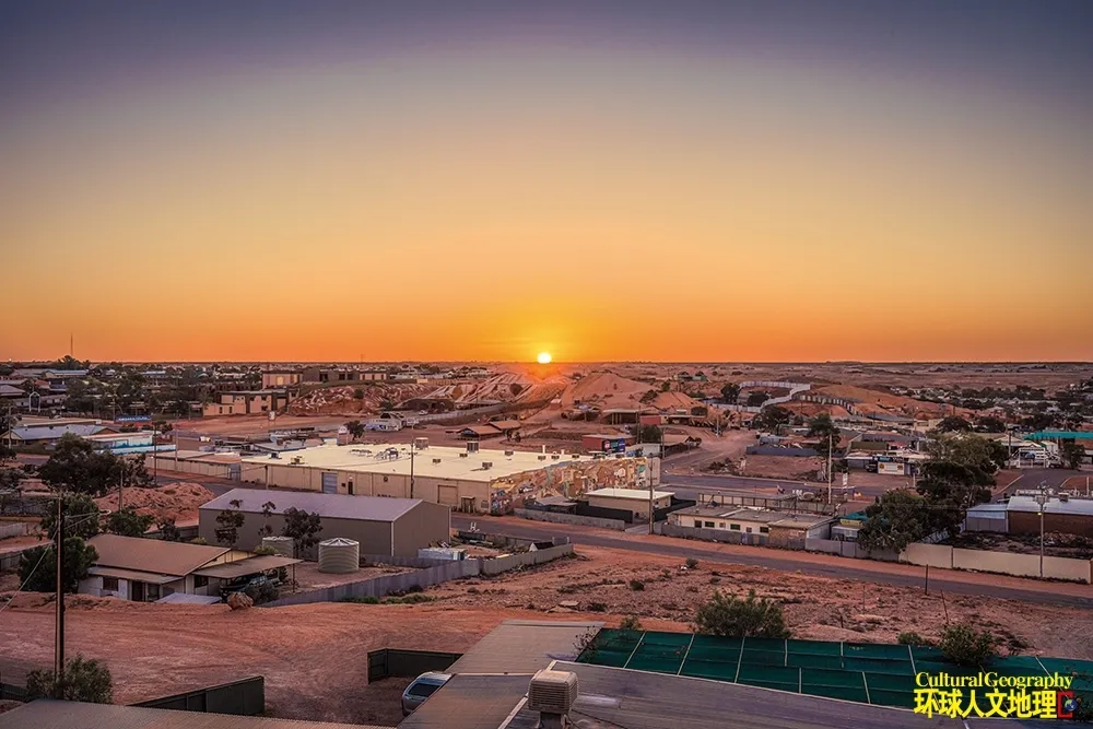 人类能把地下生活过成什么样?地下小镇令人吃惊 人类能把地下生活过成什么样?地下小镇令人吃惊