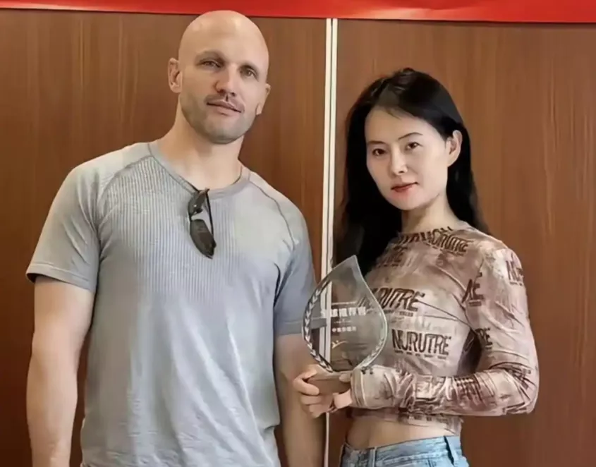 网红远嫁美国光头男，刚结婚时频繁秀恩爱