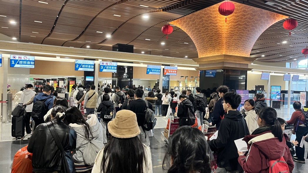 本月3日才开始试营运的「金门水头港大型旅客服务中心」首度迎接春节输运考验,不仅扩... 本月3日才开始试营运的「金门水头港大型旅客服务中心」首度迎接春节输运考验,不仅扩...