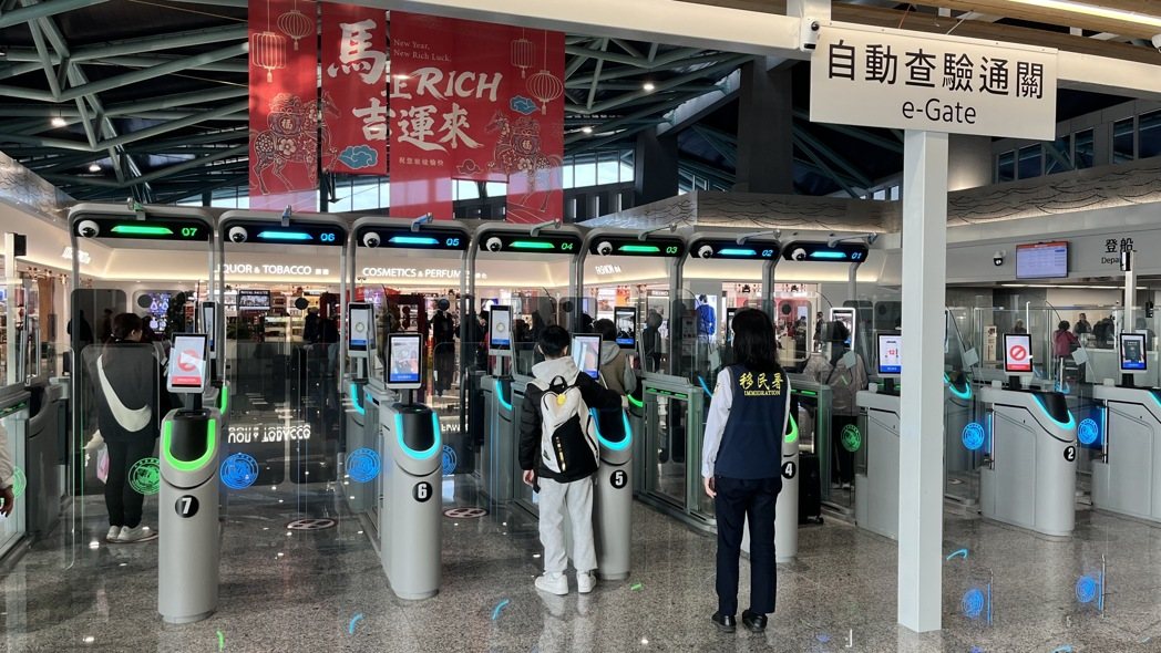 「金门水头港大型旅客服务中心」首度迎接春节输运考验,10座新世代自动查验通关系统... 「金门水头港大型旅客服务中心」首度迎接春节输运考验,10座新世代自动查验通关系统...