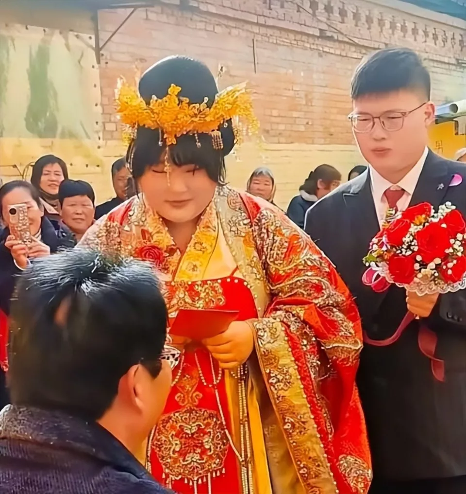 大衣哥女儿朱雪梅结婚：新郎一表人才