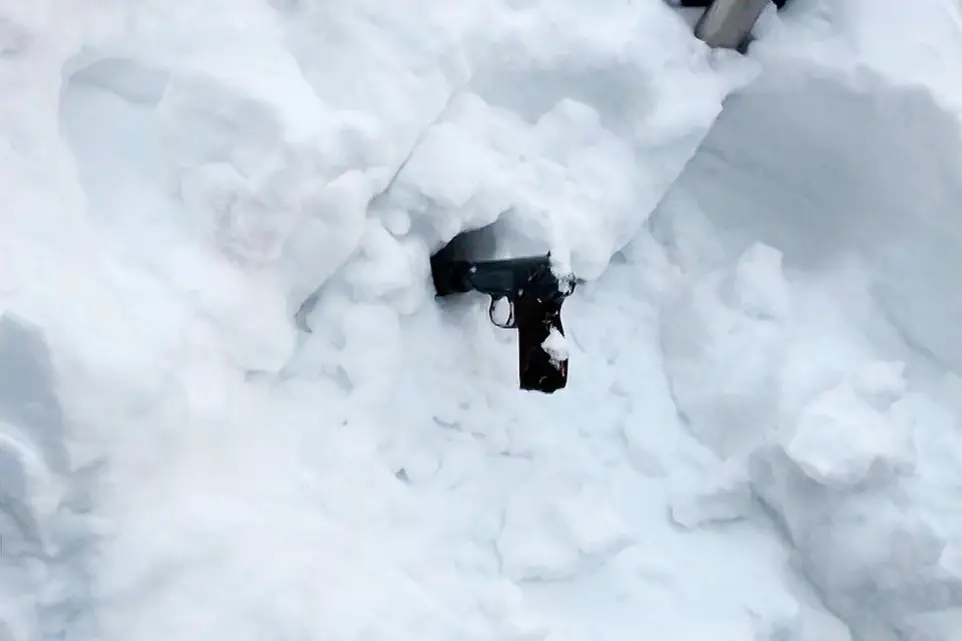 ▲俄罗斯联邦安全局在阿列克谢耶夫中将公寓楼外雪地上发现一把手枪