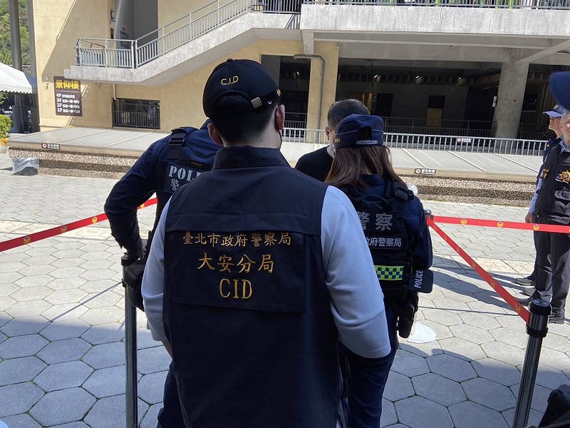 竹联帮大老吴敦15日举行告别式，警方中午于台北市怀爱馆严阵以待，为维护告别式现场的治安与秩序。 图：北市大安分局侦查队/提供