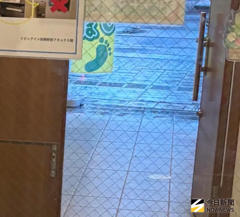 為何日本飯店門窗玻璃常有鐵絲網?不是為了防盜 專家點出功能 ▲日本飯店門窗時常出現網狀玻璃。(圖/記者顏得智攝)