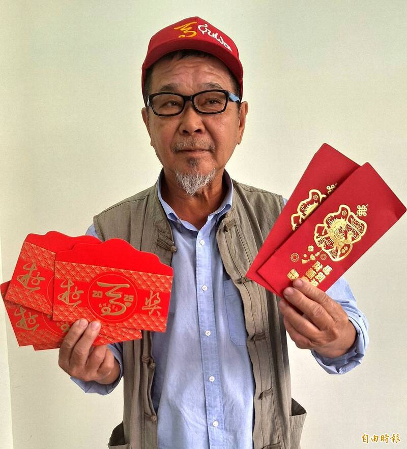 民俗專家廖大乙表示，過年紅包勿封口與對折，財氣才能流通。（記者張協昇攝）