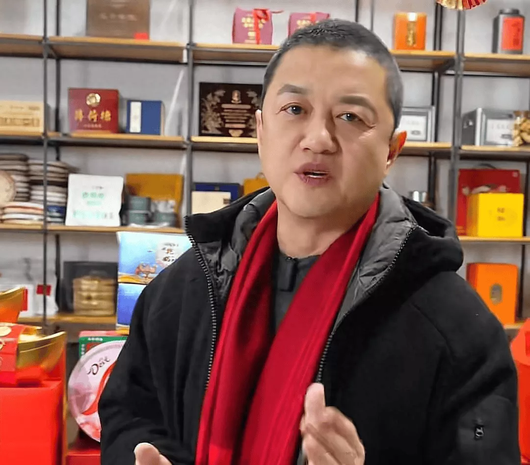 李亚鹏回家过年聚餐，83岁母亲罕出镜头发花白