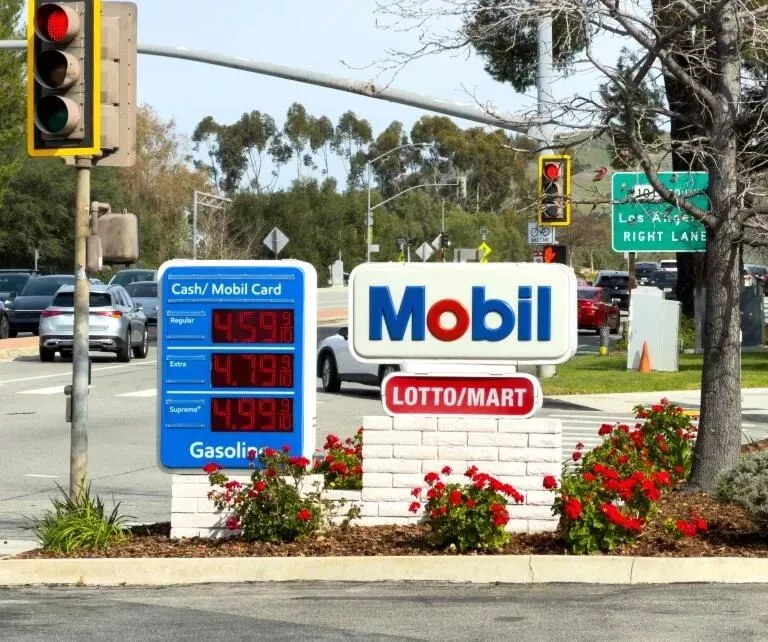 川普也救不了!加州油价狂飙 专家:今年还会再涨