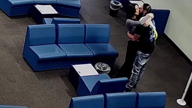 英国女狱警主动拥吻杀人犯,不当恋情被判刑 英国女狱警主动拥吻杀人犯,不当恋情被判刑