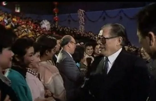 江泽民1990年突临春晚现场 看中了宋祖英