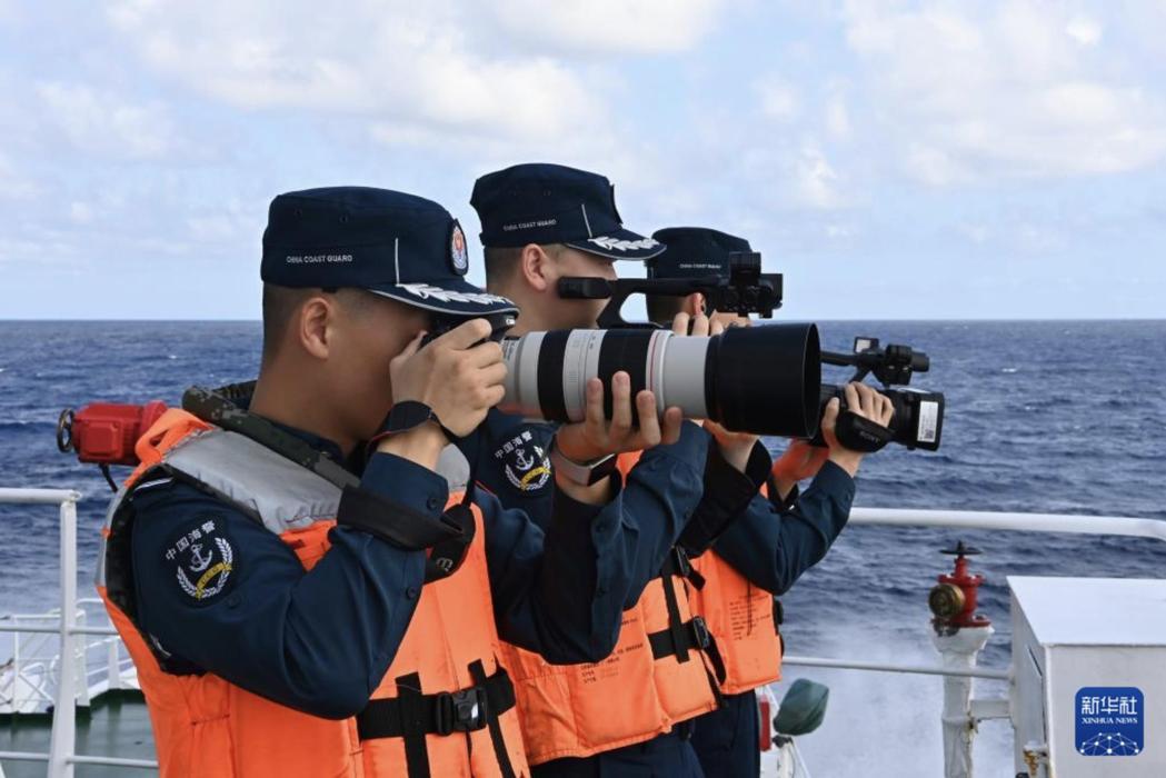 2月11日,大陆海警万山舰侦查取证小组正在进行维权取证训练。(新华社照片) 2月11日,大陆海警万山舰侦查取证小组正在进行维权取证训练。(新华社照片)