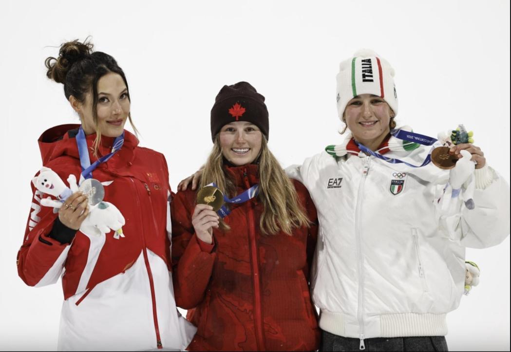 米兰冬奥女子大跳台奖牌得主,自左到右,银牌谷爱凌、金牌美根奥咸、铜牌泰芭莉妮。(... 米兰冬奥女子大跳台奖牌得主,自左到右,银牌谷爱凌、金牌美根奥咸、铜牌泰芭莉妮。(...