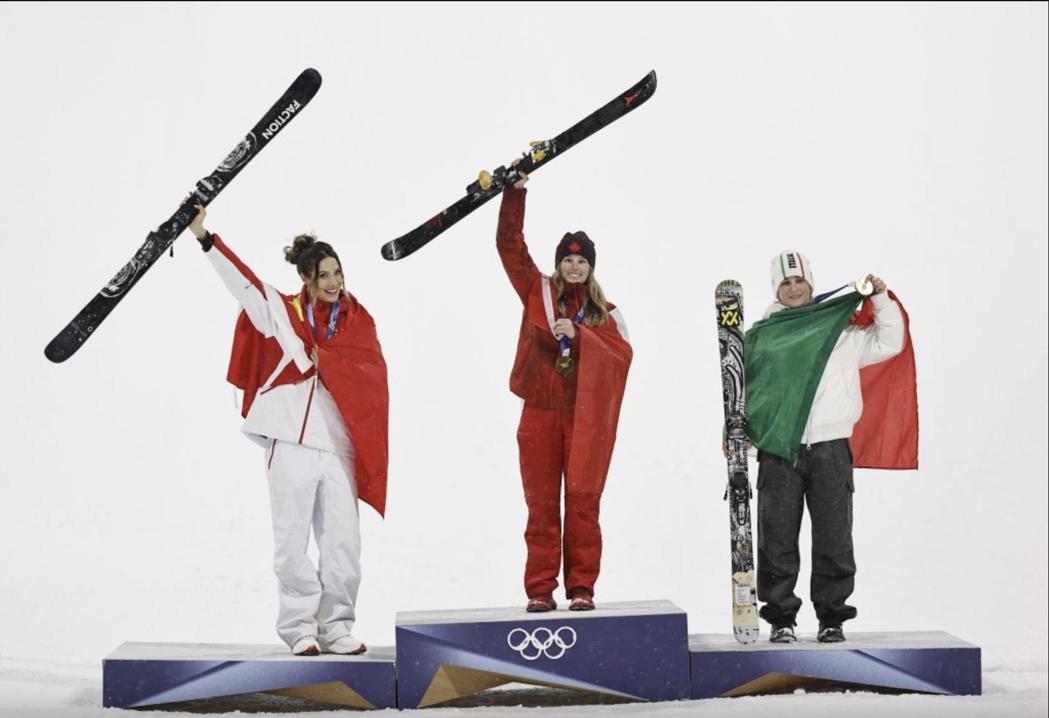 米兰冬奥女子大跳台奖牌得主,自左到右,银牌谷爱凌、金牌美根奥咸、铜牌泰芭莉妮。(... 米兰冬奥女子大跳台奖牌得主,自左到右,银牌谷爱凌、金牌美根奥咸、铜牌泰芭莉妮。(...