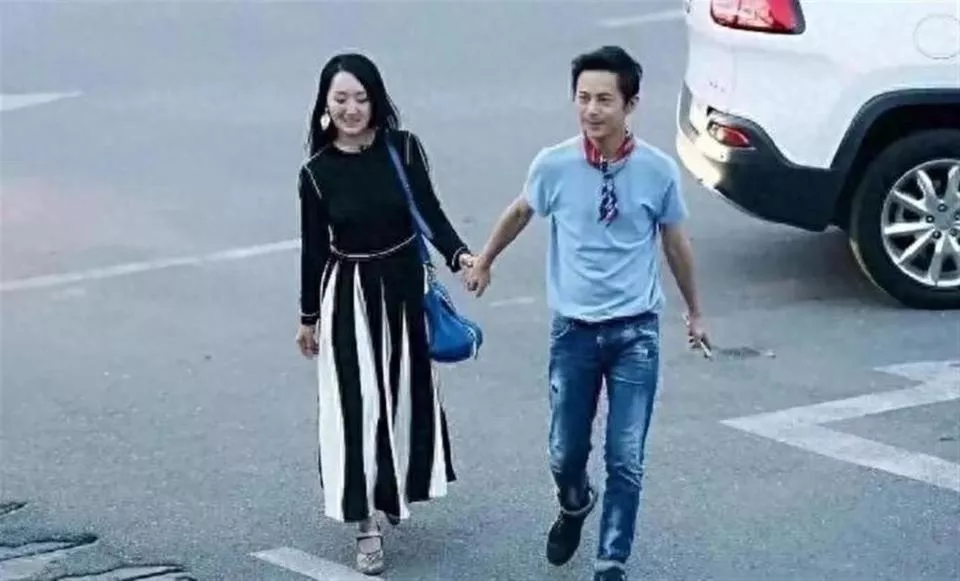 何炅杨钰莹街头牵手:成年人最戳心的关系,根本不用藏