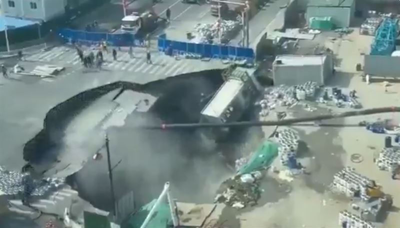 該施工現場突然坍塌，形成巨大坑洞。（圖／翻攝自騰訊新聞）