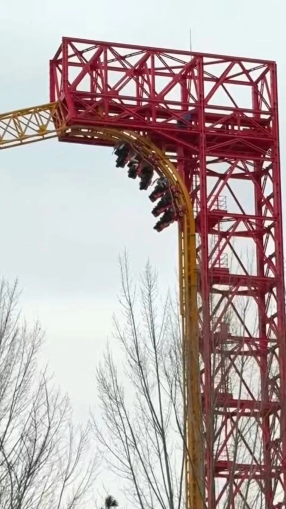 山西“惊悚级”过山车故障 游客45米高空倒挂3分钟