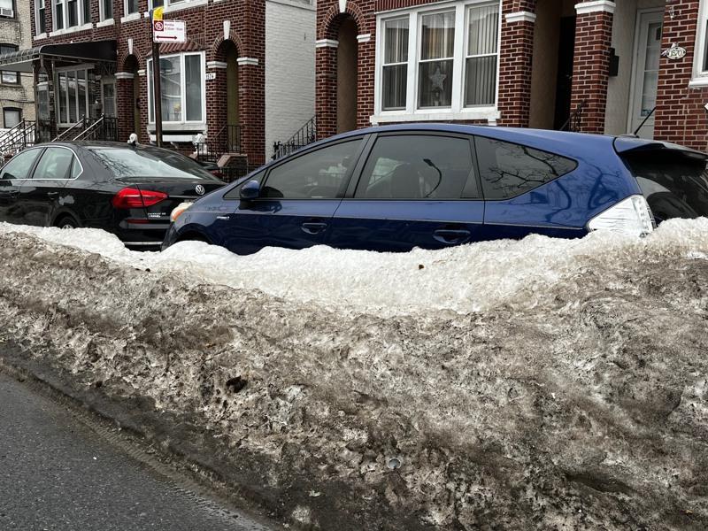 专家提醒，要对仍埋在雪里的车辆进行检查。 (记者胡声桥╱摄影)