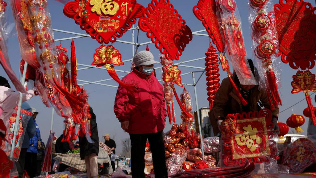 “拼桌吃年夜饭”、“反向春运”越来越蔚然成风