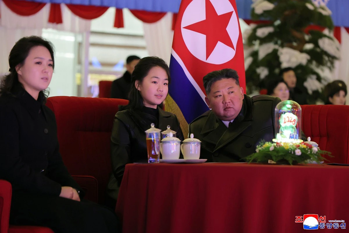 2025年12月31日,朝鲜最高领导人金正恩(右)和女儿金主爱(中)及其妻李雪主在平壤观看新年庆祝活动表演。 (美联社) 2025年12月31日,朝鲜最高领导人金正恩(右)和女儿金主爱(中)及其妻李雪主在平壤观看新年庆祝活动表演。 (美联社)