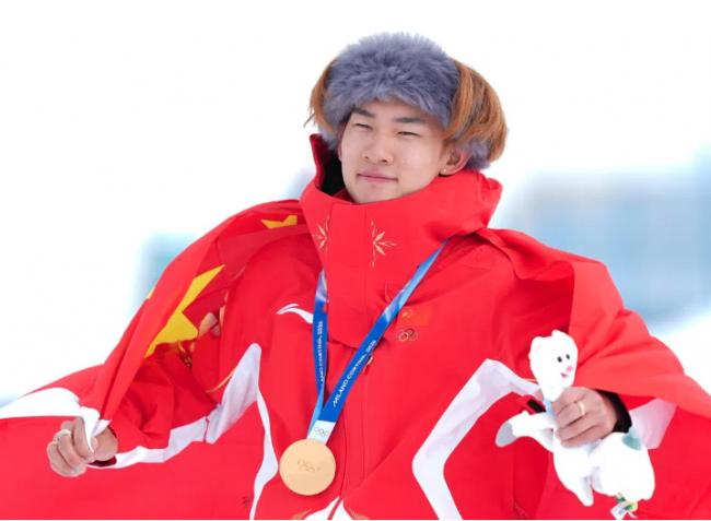 中国冬奥赛场成绩低迷 场外“赢麻了”？