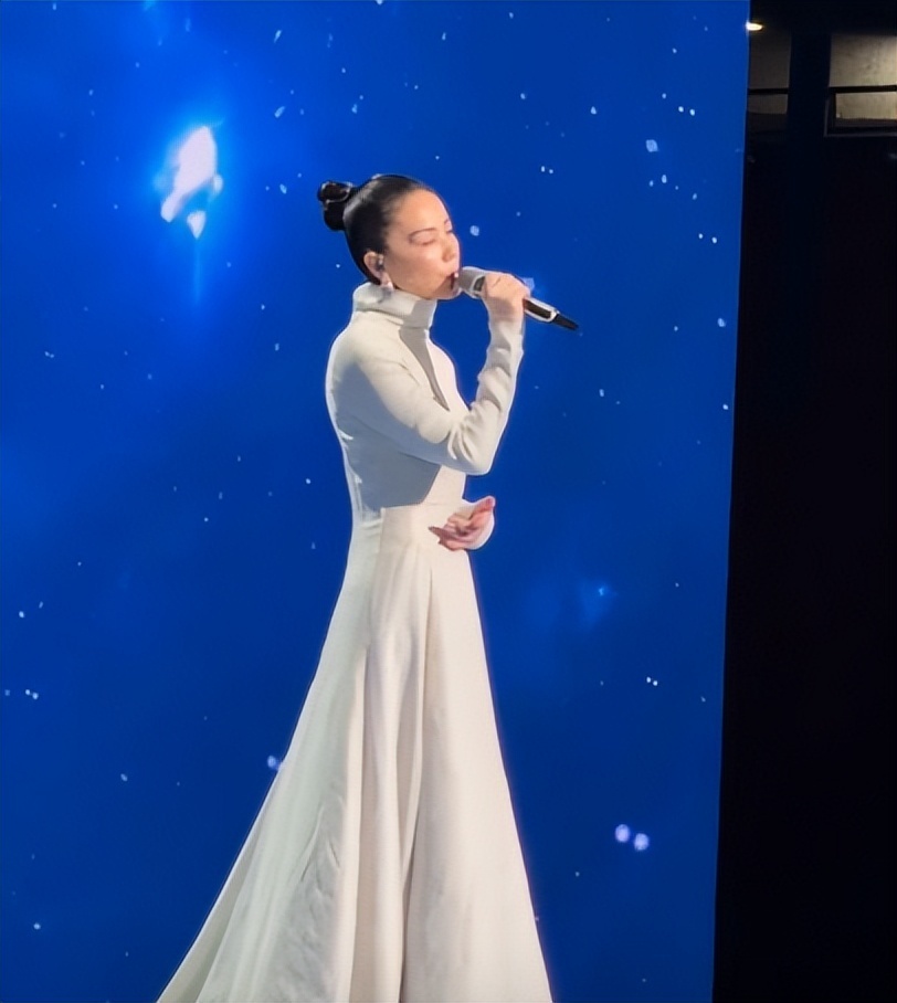 王菲拿下春晚热度第一 乐评人持续吐槽她：假唱都唱不好