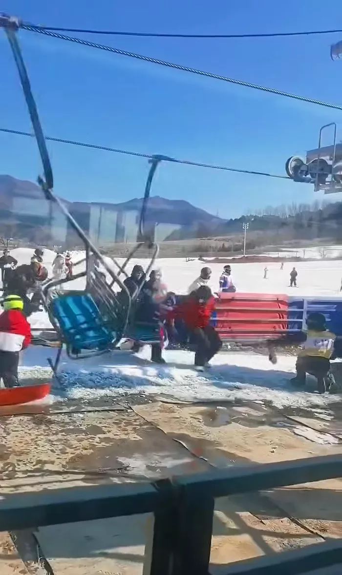 辽宁辽阳市一雪场索道故障倒行，工作人员：已停运