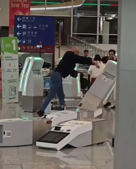 英国男子大闹香港机场被捕，背包里疑检获“伟哥”