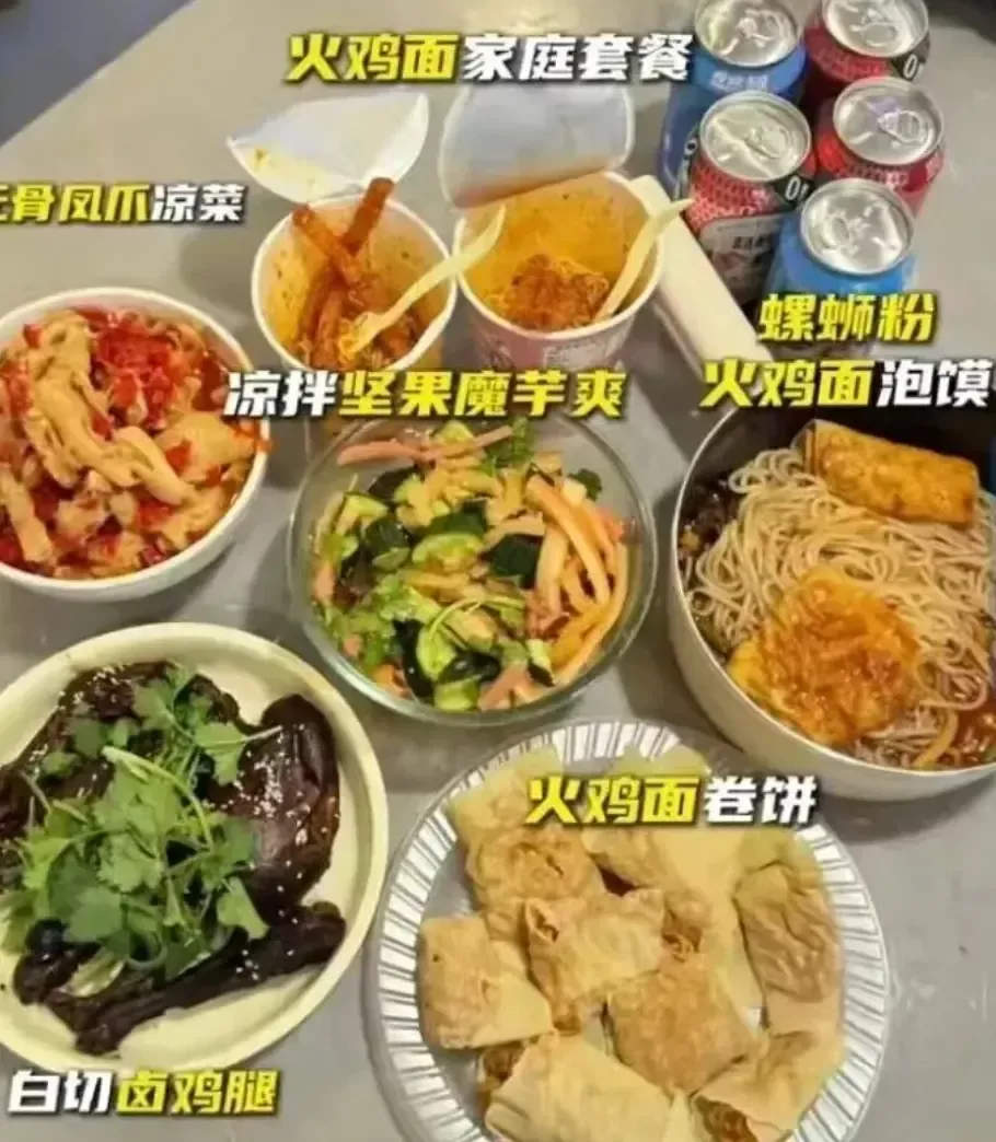 当“00后”掌管年夜饭,画风彻底变了