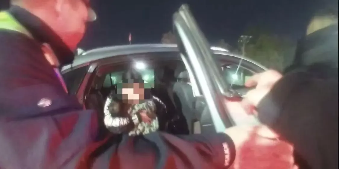 幼童误食降压药危在旦夕 交警除夕为生命开道