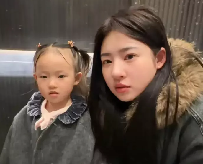 黄一鸣带小孩给爷爷奶奶拜年,嘴巴很甜,被怀疑是变相要红包