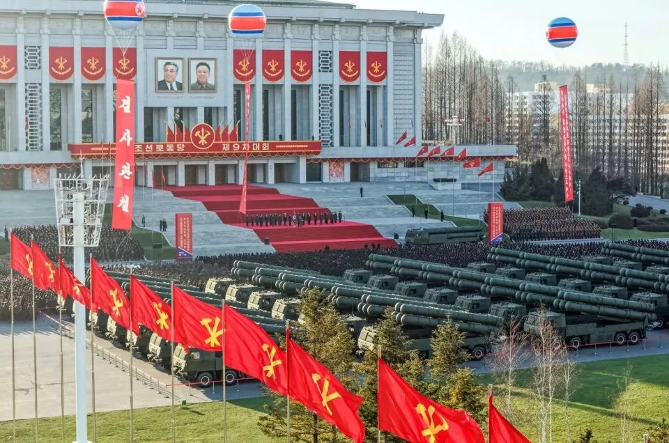 现场画面曝光!金正恩亲自驾驶火箭炮车