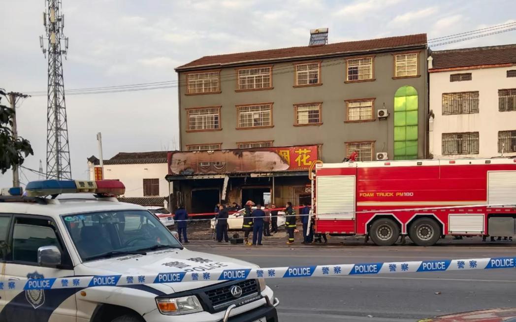 湖北省宜城市郑集镇一家烟花爆竹专营店18日发生爆燃,造成12人不幸死亡,当中五人... 湖北省宜城市郑集镇一家烟花爆竹专营店18日发生爆燃,造成12人不幸死亡,当中五人...