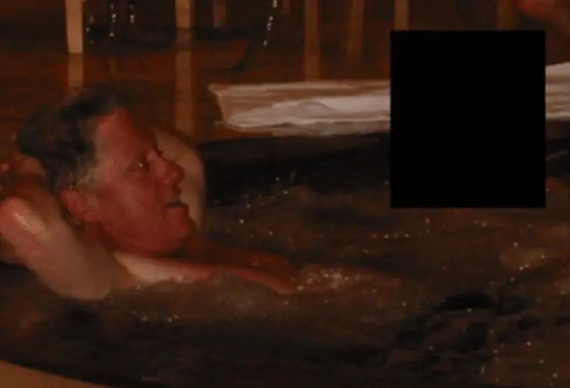 16次同飞、泳池同框，希拉里管这叫“做慈善”？