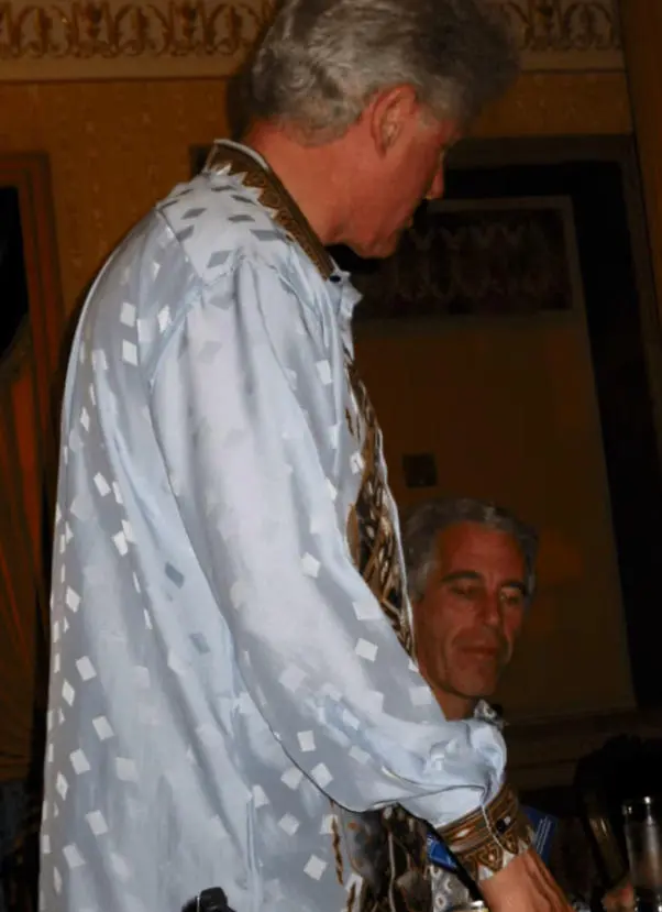 16次同飞、泳池同框，希拉里管这叫“做慈善”？