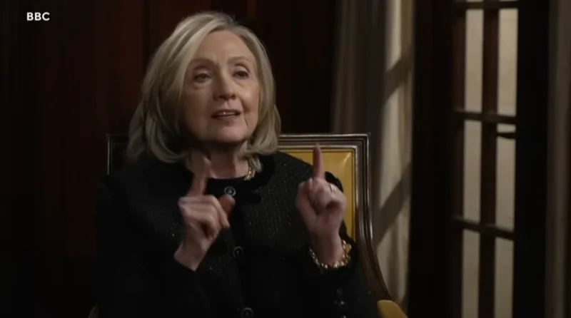 16次同飞、泳池同框，希拉里管这叫“做慈善”？