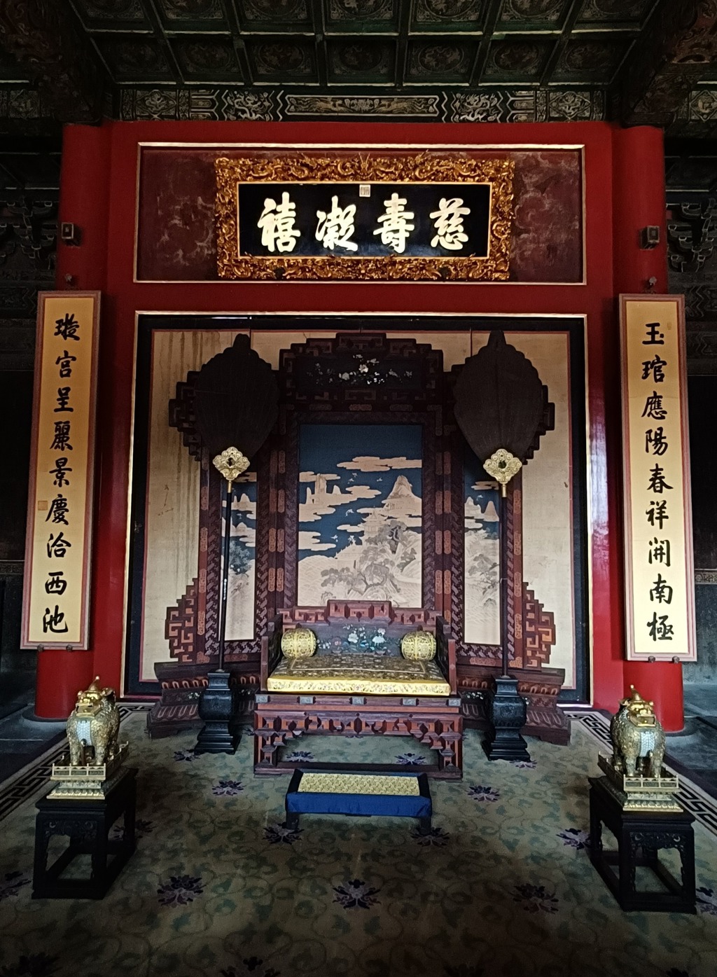 图为寿康宫殿正内悬挂的乾隆帝御书《慈寿凝禧》匾额。 （焦捷摄）