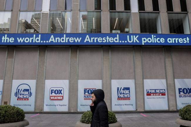 明显受到惊吓：安德鲁被捕释放 照片曝光