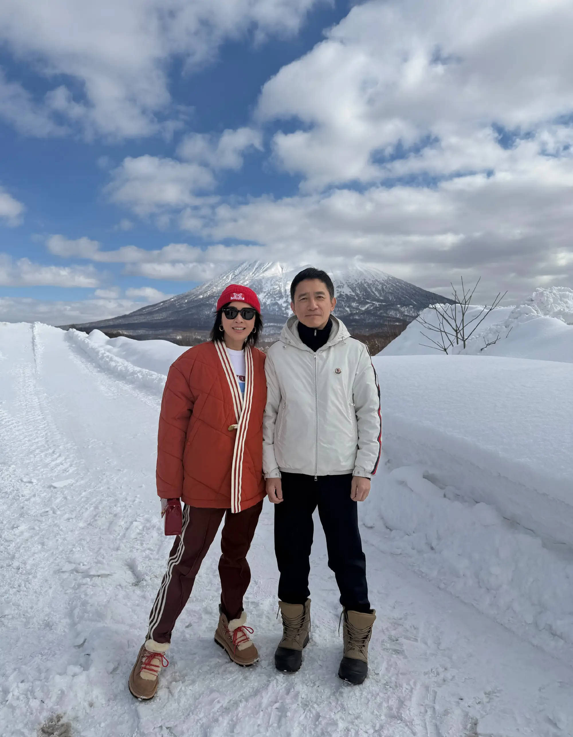刘嘉玲晒与梁朝伟滑雪合照庆祝新年：祝大家马年健康平安