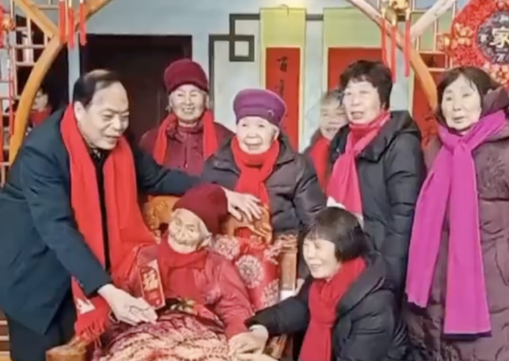 大陆河南省一蔡氏家族,向家中的104岁奶奶磕头拜年。 (图/微博)