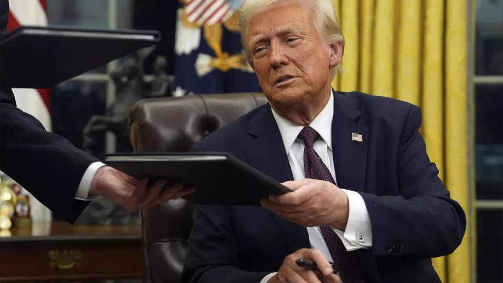 川普关税满一年:美国2025年货物逆差仍全面失守