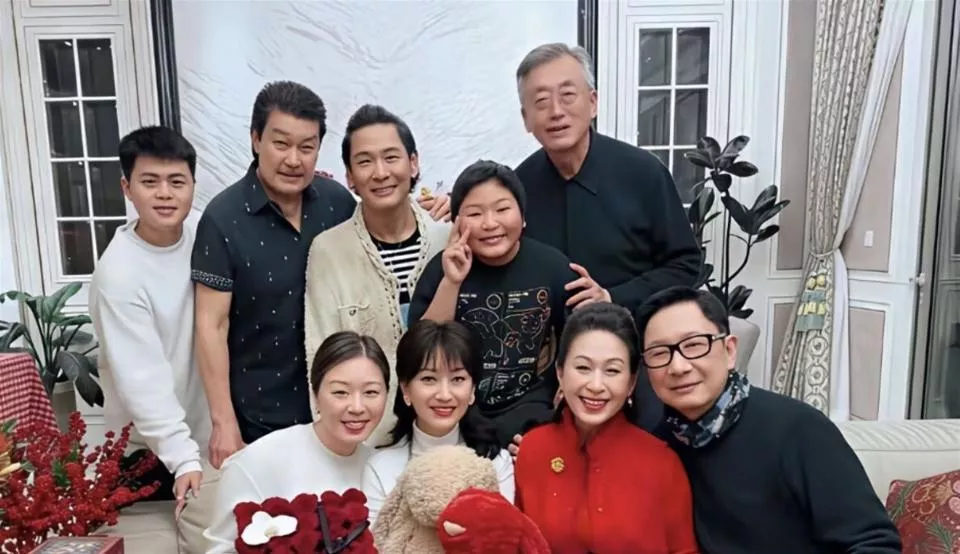 72岁赵雅芝与80岁老公团聚晒照,状态好到离谱