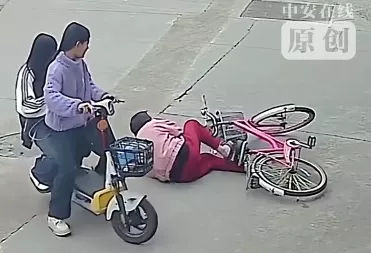 福建女子骑车摔倒，两初中生帮忙扶起被定次责