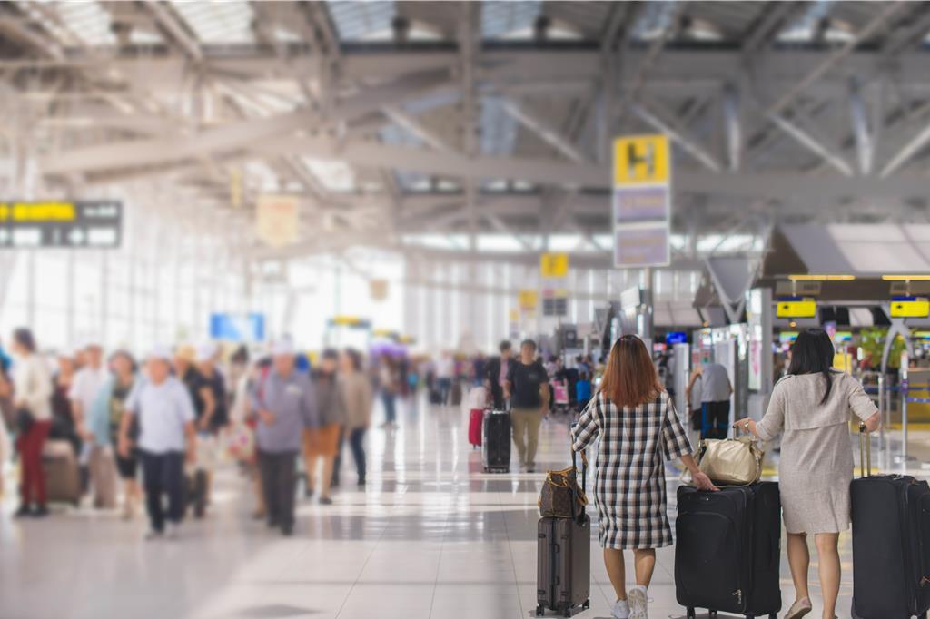 为让旅游更具性价比与体验，大陆年轻人近年流行起刻意延后中转城市停留时间的「回旋镖」旅行。 （shutterstock）