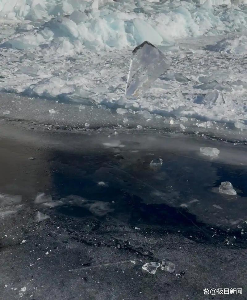 有事发前一天曾到贝加尔湖游玩的大陆游客,拍下湖面上的冰裂,对陆媒表示当时司机为了... 有事发前一天曾到贝加尔湖游玩的大陆游客,拍下湖面上的冰裂,对陆媒表示当时司机为了...