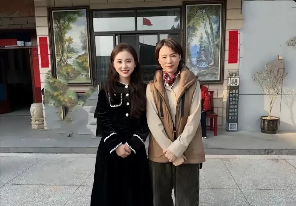 53岁董卿回老家拜年！淡妆出镜温婉气质出众