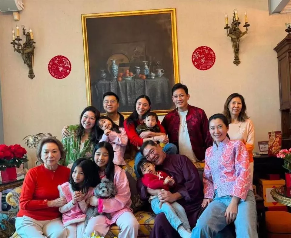 何超琼和干女儿一家过年，她身穿红衣很美