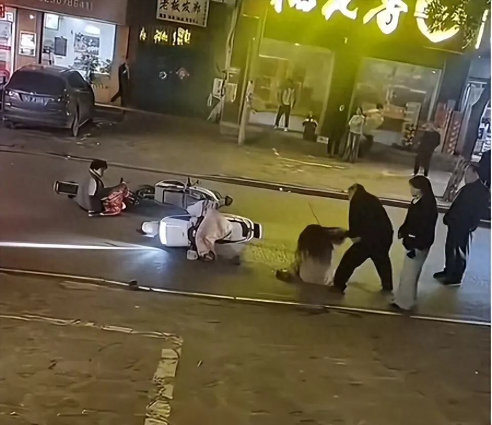 因电动车碰撞当街辱骂殴打多人,官方通报细节