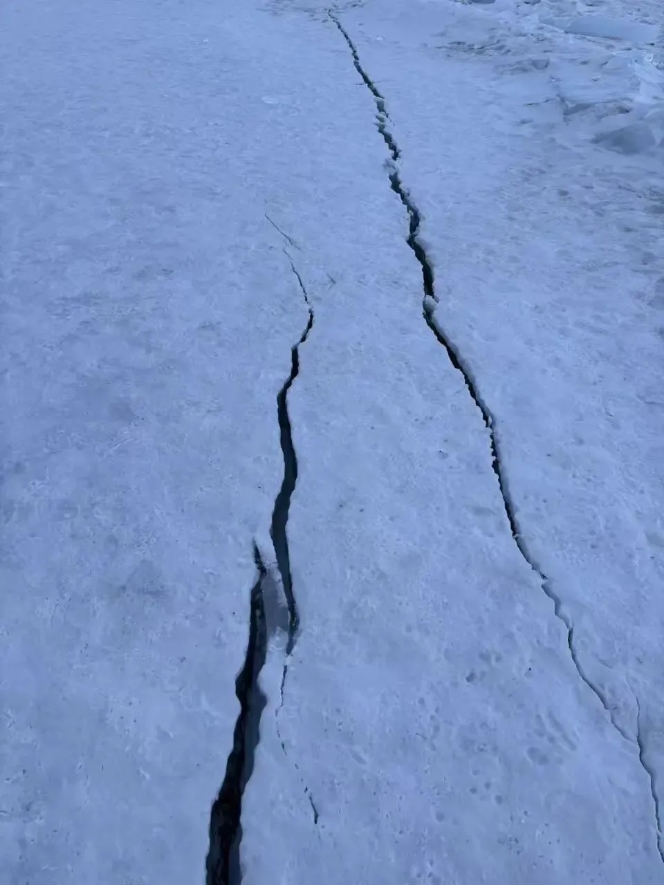 “北线”出现的冰面裂缝。图片来源/李莎