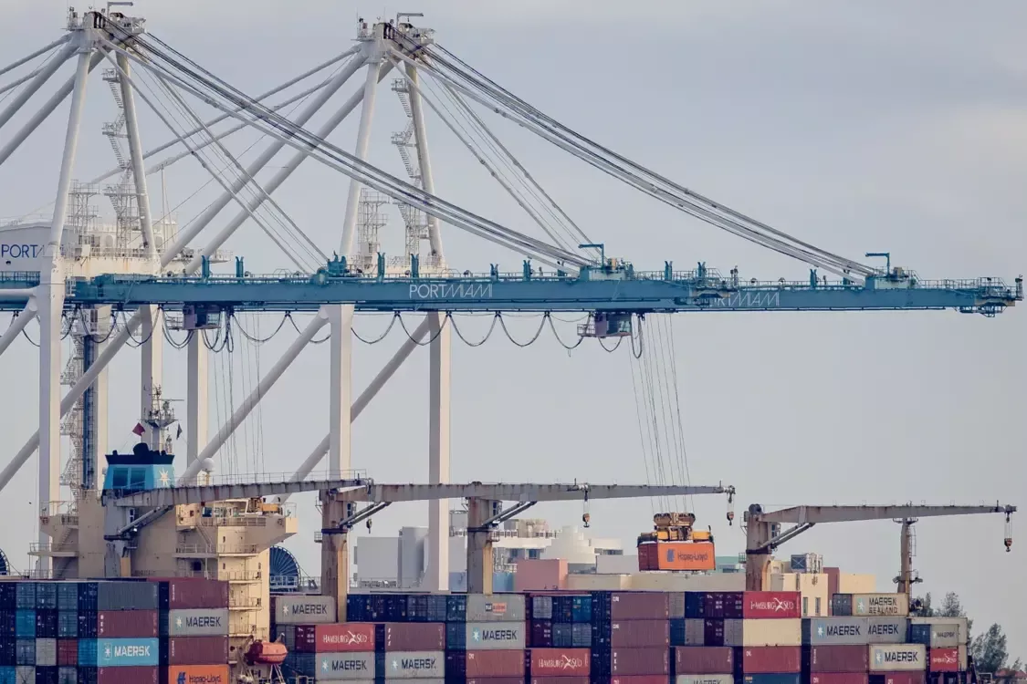 ▲起重机在佛罗里达州迈阿密港吊起集装箱