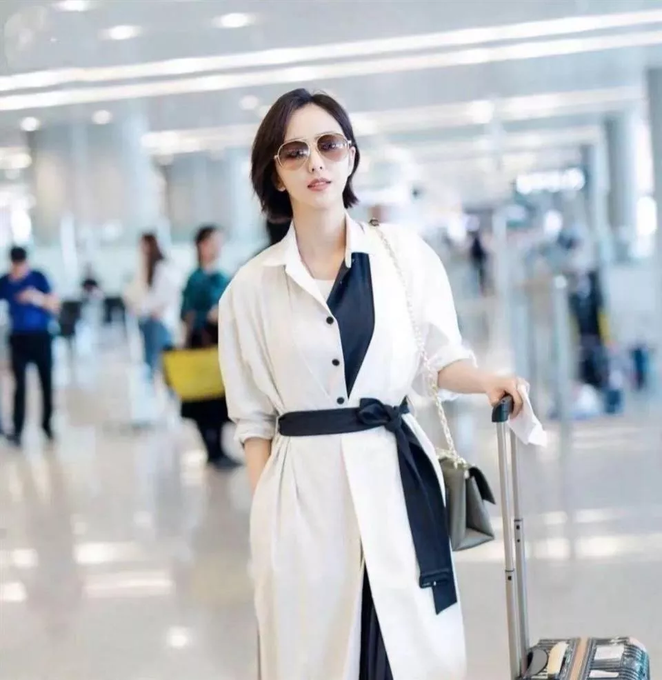 佟丽娅气质愈发优雅温柔,实在太纤瘦了,让人忍不住心疼